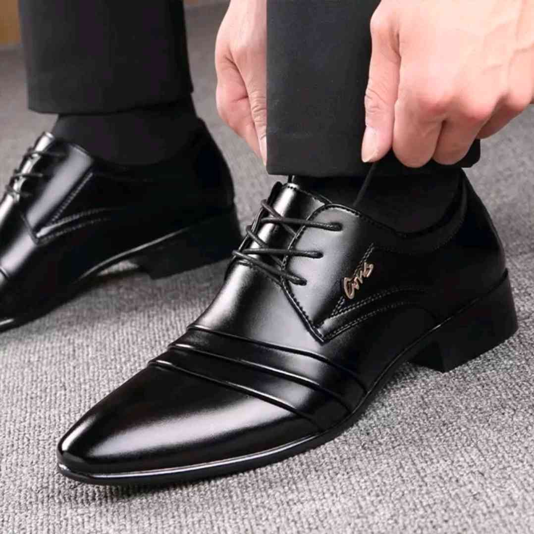 Business PU Leather shoes for men in spring and autumn in a new style, pointed toe in British style, lacing, low cut, oversized PU Leather shoes