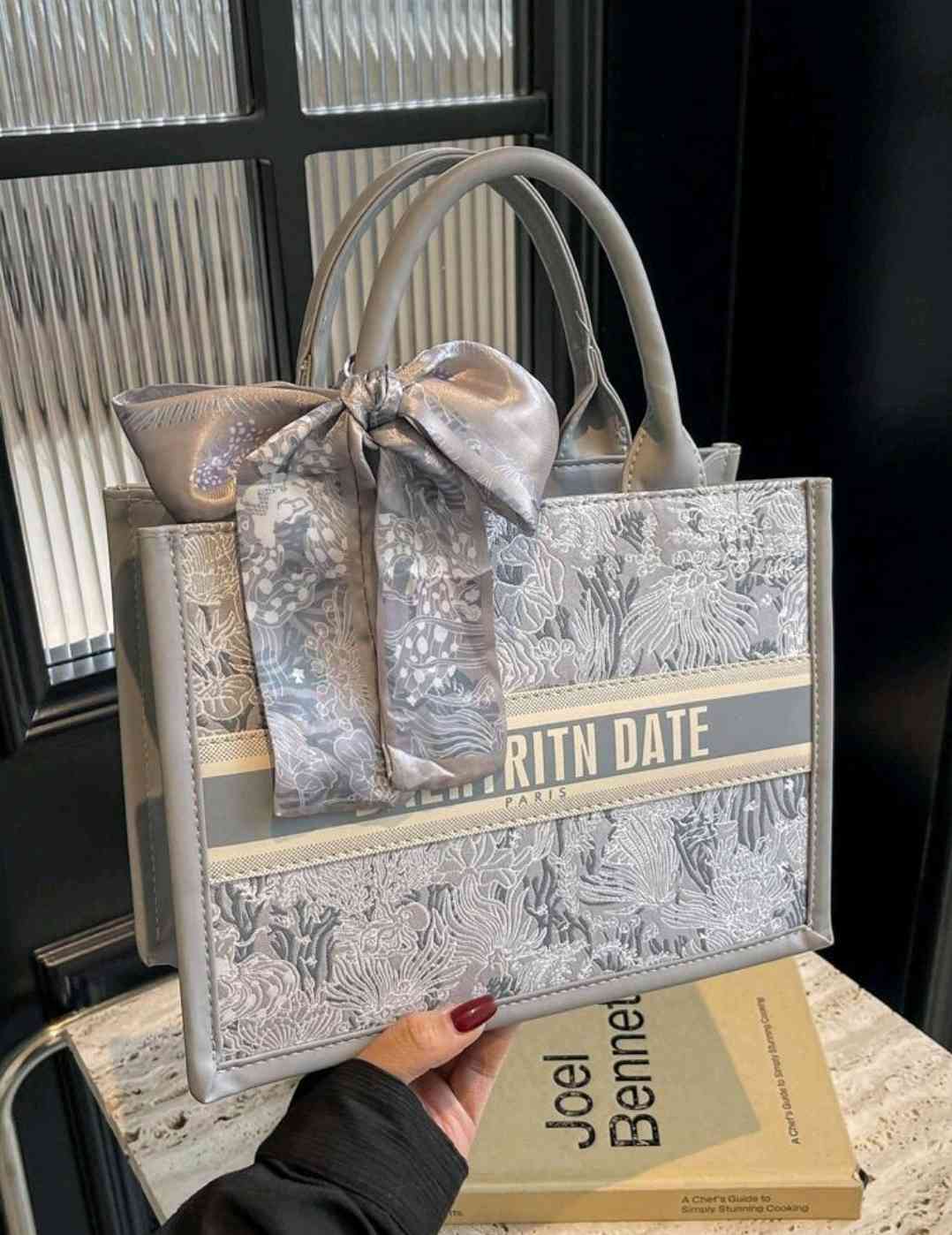 Fashionable handbag with large capacity, letter pattern and carry-on handle, changing bag, weekend bag, everyday bag