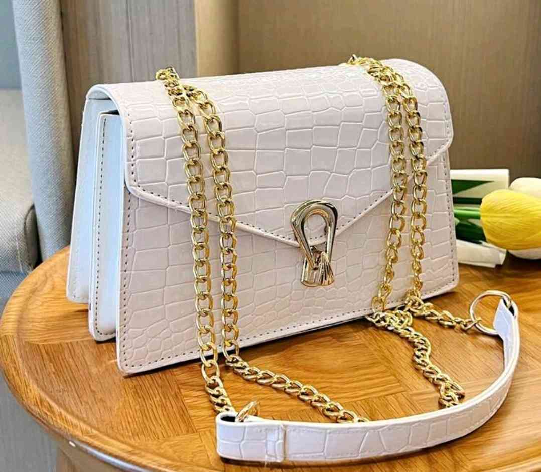 Small square bag with crocodile pattern, fashionable white versatile shoulder bagamd crossbody bag,inimalist trapezoidal compartment chain flap lock  briefcase
